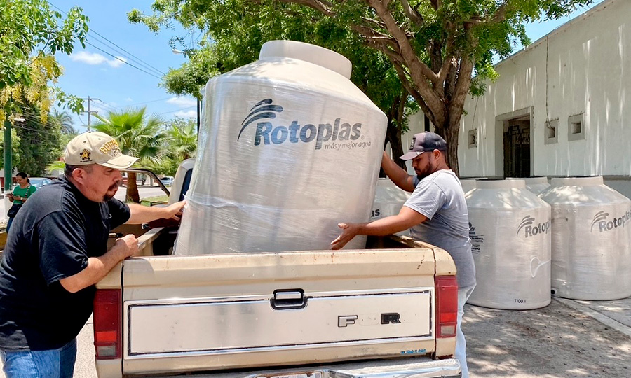 Regidor impulsa entrega de tinacos subsidiados en apoyo a familias de Santiago Ixcuintla