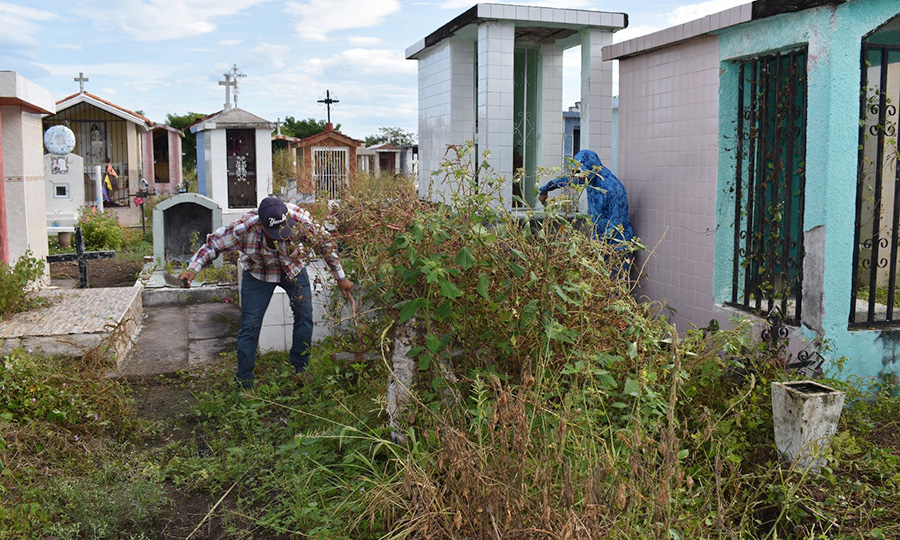 Realizan limpieza profunda en el panteón municipal de Tecuala previo al Día de Muertos