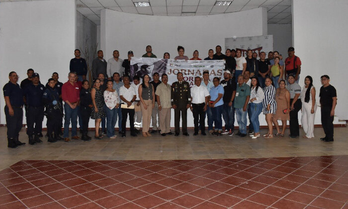 Conferencia de seguridad nacional a servidores públicos en Tecuala