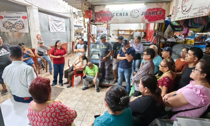 Mejorarán piso del mercado Héroes de la Revolución tras mesa de diálogo con locatarios