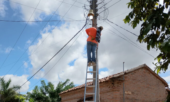 Realizan mantenimiento general de luminarias en Camalotita