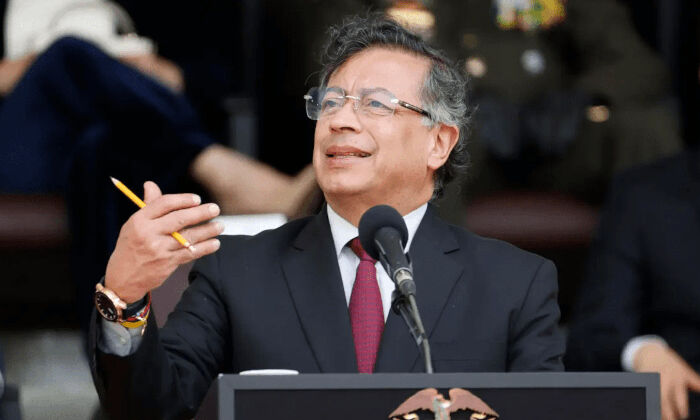 Petro señala que EU lo humilló al impedir a su avión cargar combustible en viaje a Qatar