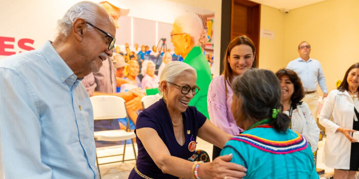 Beatriz Estrada y Navarro Quintero entregan prótesis dentales gratuitas