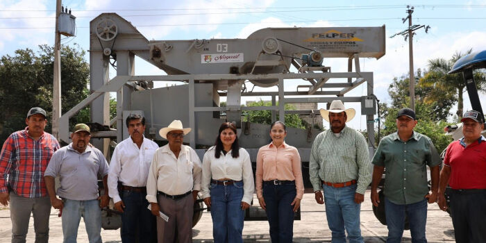 Productores agr&iacute;colas de San Felipe Aztat&aacute;n reciben cribadora para fortalecer el campo