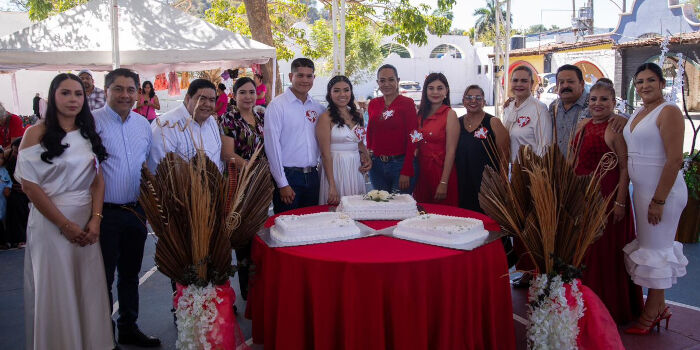 35 parejas legalizan su uni&oacute;n en emotiva ceremonia colectiva del 14 de febrero