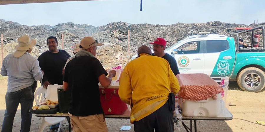 DIF Acaponeta respalda a brigadistas que combaten incendio en el relleno sanitario
