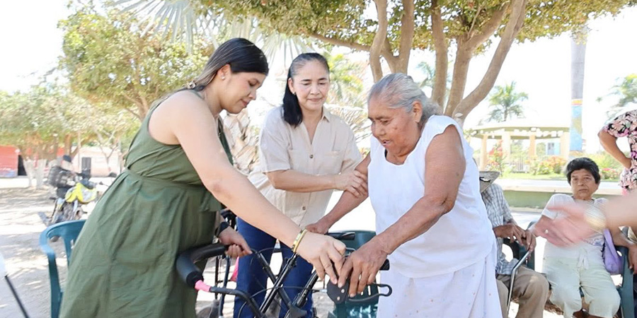 Entrega de aparatos ortop&eacute;dicos beneficia a adultos mayores en la localidad de Pajaritos