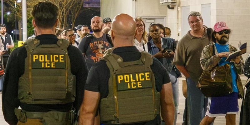 Agentes del ICE fueron desplegados en m&aacute;s de una docena de aeropuertos de EU