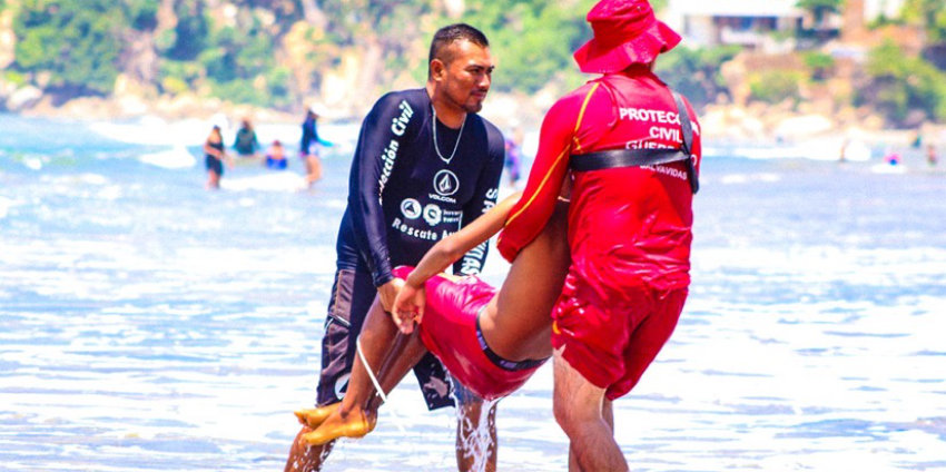 Turistas a punto de ahogarse en playa Los Corchos; intervenci&oacute;n oportuna evita tragedia