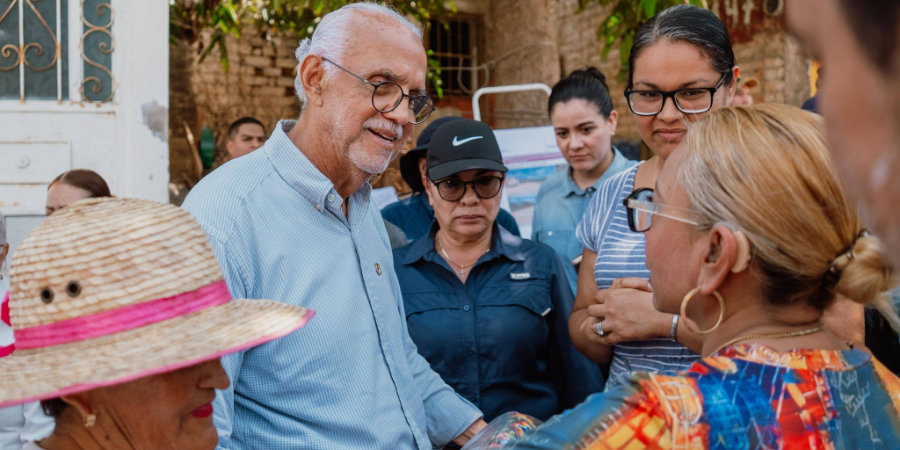 Entregan Navarro y Beatriz Estrada rehabilitaci&oacute;n de calle en Tepic