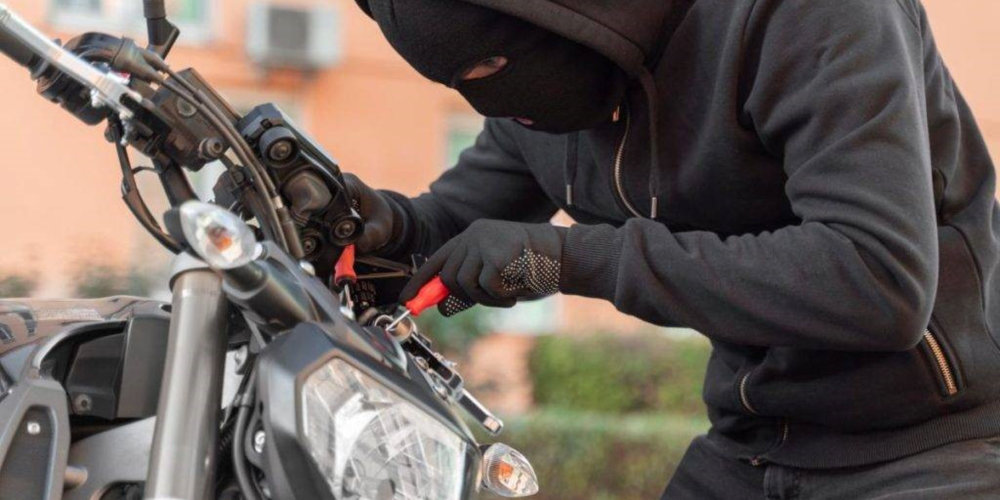 Roban motocicleta en La Presa; c&aacute;maras captan al presunto responsable