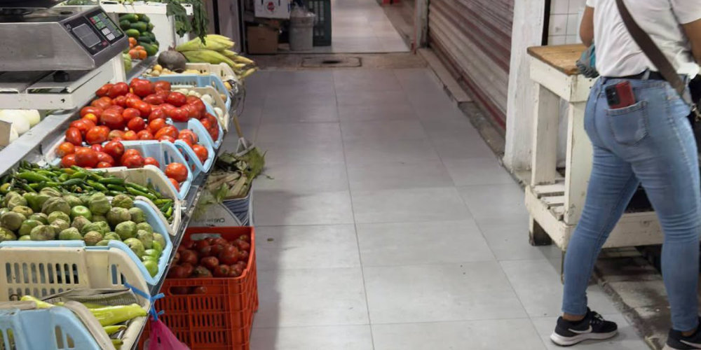 Avanza colocaci&oacute;n de nuevo piso en el Mercado Juan Escutia