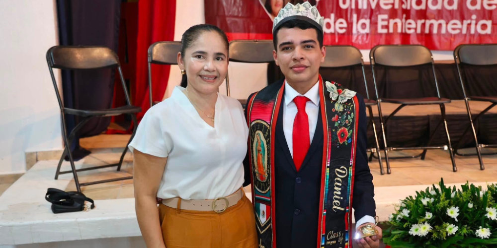 Presidenta de Tecuala acompa&ntilde;a la graduaci&oacute;n de Profesionales de la Salud
