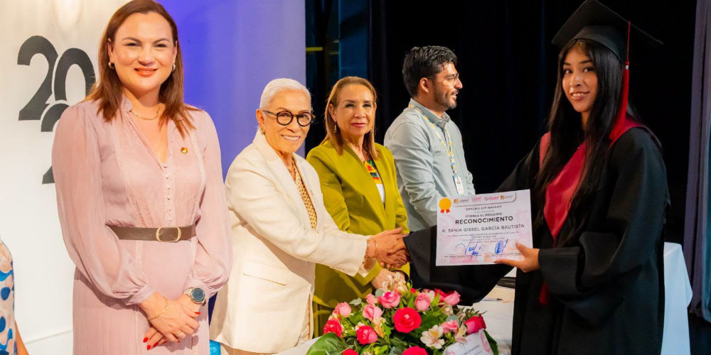 Beatriz Estrada celebra el talento y la perseverancia de las y los egresados del CECAP