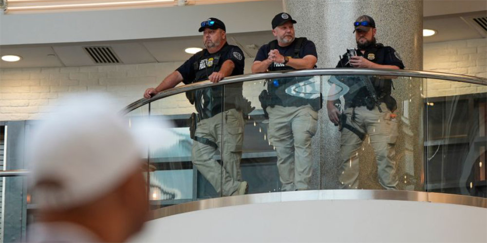 Ordenan al ICE suspender de inmediato controles de tr&aacute;fico luego que agentes asesinaran a dos migrantes