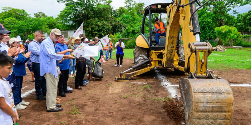 Gobernador y Beatriz Estrada concluyen gira por Tepic con nuevo Bachillerato Nacional en Jumat&aacute;n<br />
