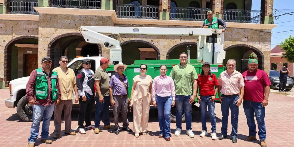 Gobierno de Tecuala entrega gr&uacute;a para fortalecer alumbrado p&uacute;blico