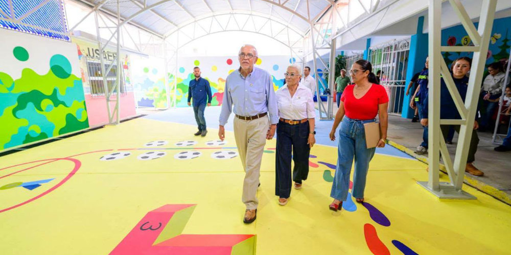 Navarro Quintero y Beatriz Estrada entregan nuevo domo en preescolar de Tepic