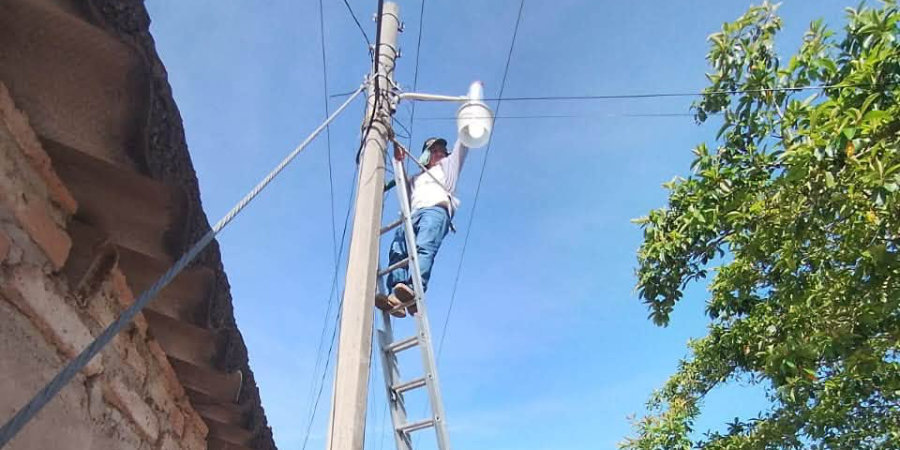 REHABILITA GOBIERNO DE TECUALA EL ALUMBRADO P&Uacute;BLICO DE LA LOCALIDAD DE PAJARITOS
