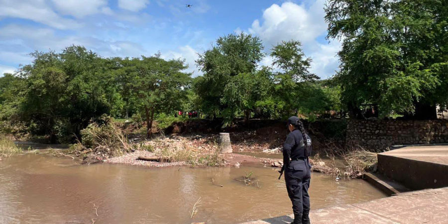 Gobierno del Estado atiende viviendas afectadas por el desbordamiento del r&iacute;o San Pedro en Rosamorada