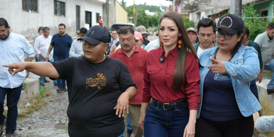 Jasm&iacute;n Bugar&iacute;n recorre Aticama y escucha a familias afectadas por el hurac&aacute;n Sim&oacute;n