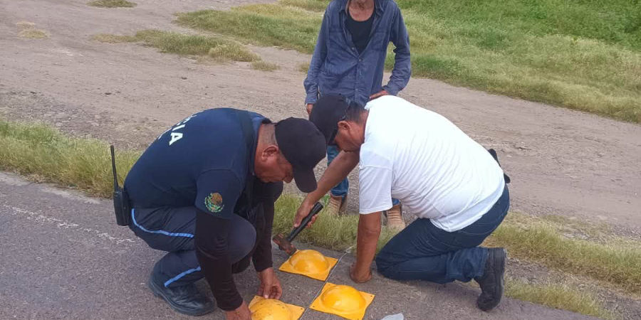 INSTALAN BOYAS REDUCTORAS DE VELOCIDAD EN EL TIZATE PARA PROTEGER A PEATONES Y ESTUDIANTES