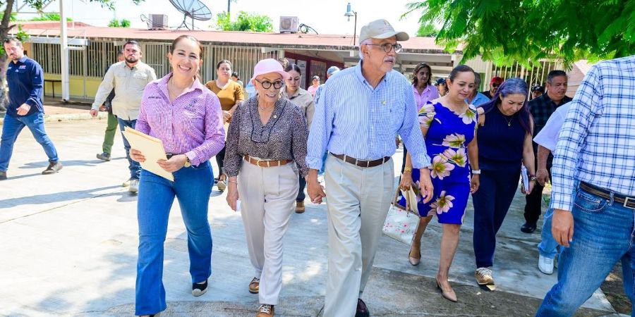 Navarro Quintero y Beatriz Estrada entregan cancha renovada y domo en primaria de Santiago